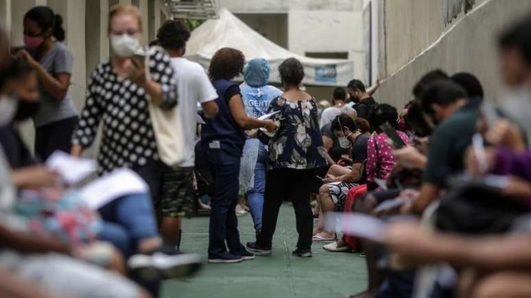 Pessoas aguardando testagem de covid-19 no Rio; embora novo pico não tenha sido acompanhado de aumento em casos graves, equipes de saúde estão fragilizadas e desfalcadas