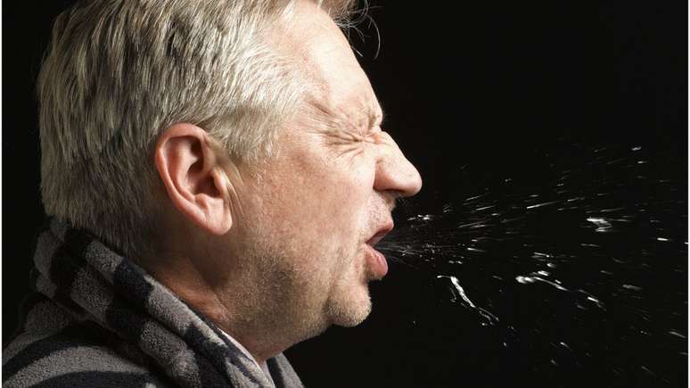 Estima-se que pelo menos metade das pessoas resfriadas tenham o nariz escorrendo como um dos sintomas