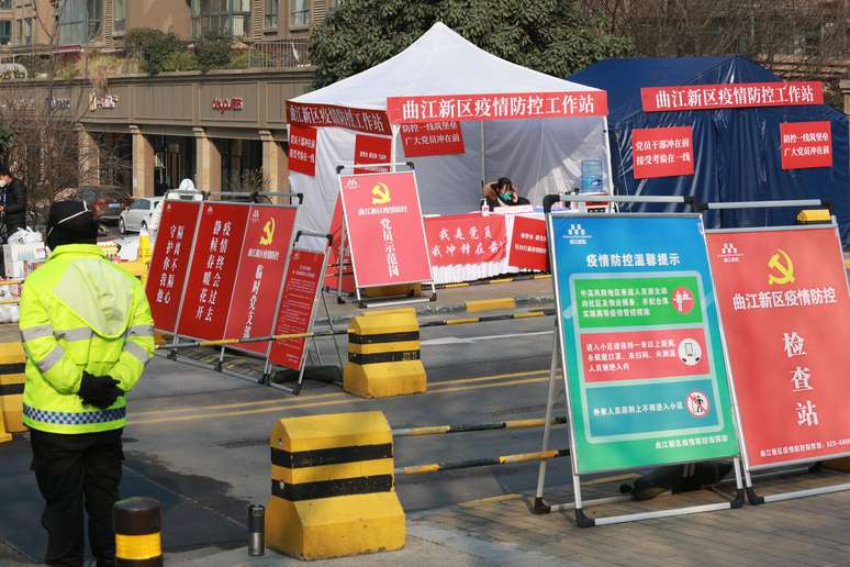 Pontos de verificação e barricadas são montados do lado de fora de bairros em Xi'an, que está sob lockdown