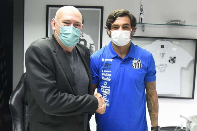 Ricardo Goulart assinou contrato com o Santos nesta terça FOTO: Divulgação/Santos FC