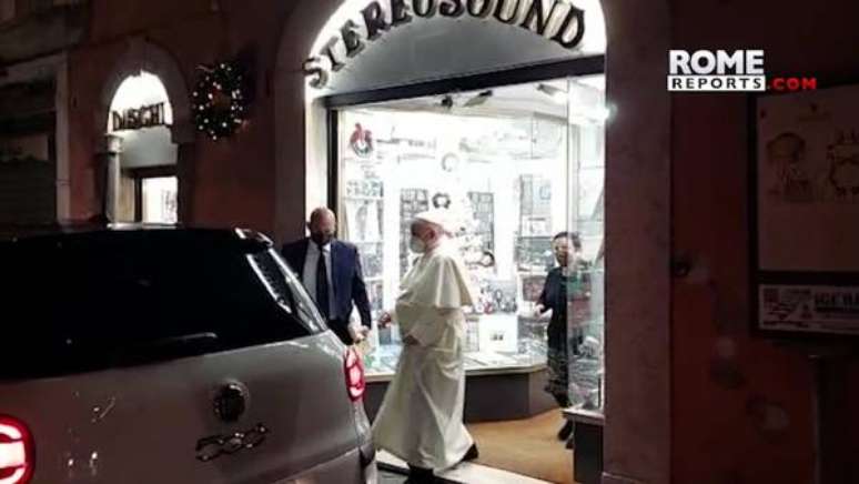 Papa fez visita surpresa a loja de discos em Roma