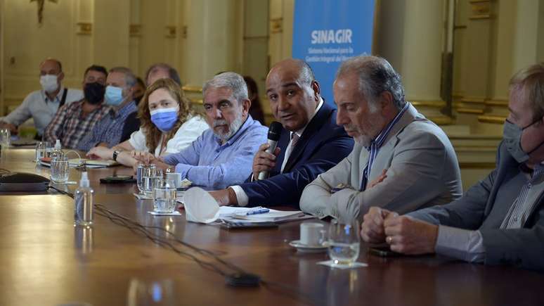 O ministro chefe da Casa Civil argentina, Juan Manzur (ao centro, com o microfone), em reunião em Buenos Aires sobre alta das temperaturas no país