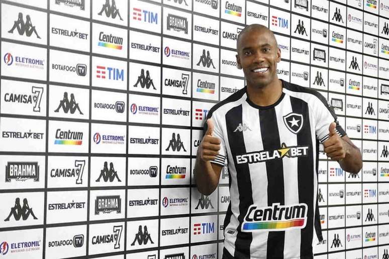 Fabinho com a camisa do Botafogo (Foto: Vítor Silva/Botafogo)