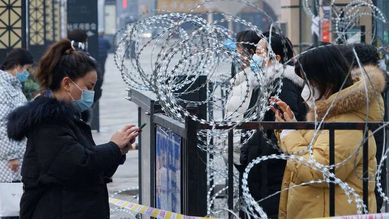 Moradores de Xi'an se reúnem para coletar itens essenciais depois que cidade foi fechada