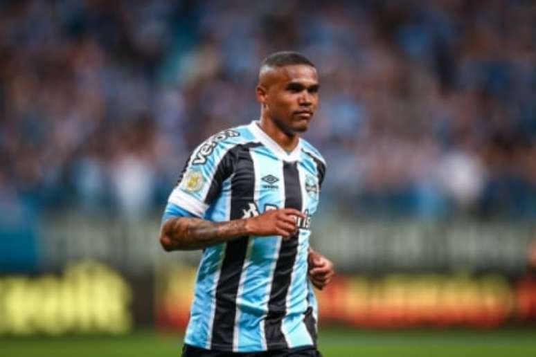 Douglas Costa foi um dos infectados do Grêmio (Foto: LUCAS UEBEL/GREMIO FBPA)