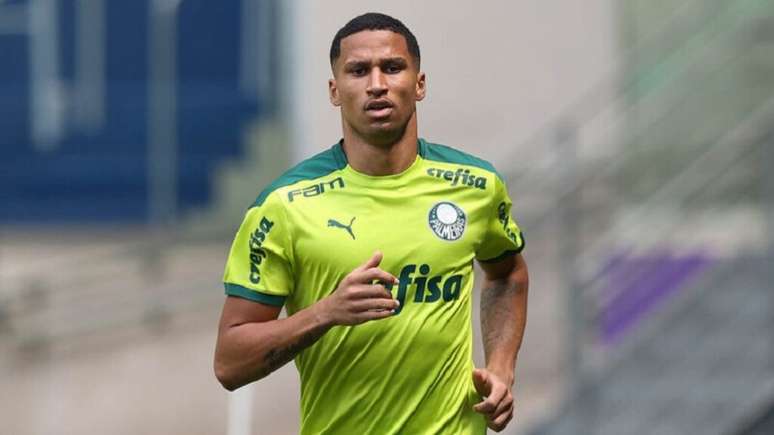 Murilo correu em volta do gramado do Allianz Parque após ser anunciado pelo Verdão (Foto: Cesar Greco/Palmeiras)