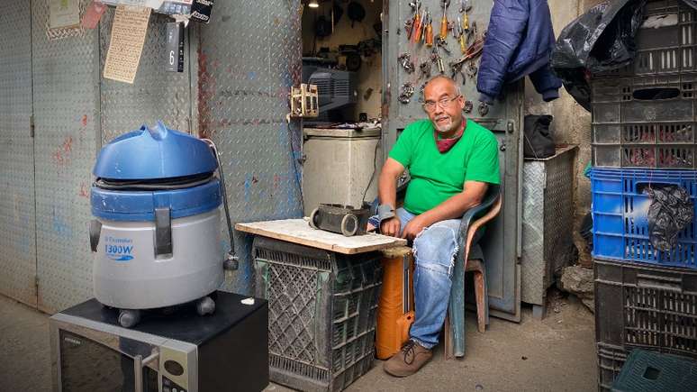 Com a falta de empregos e os baixos sal&aacute;rios da economia formal, as pessoas buscam sobreviver na informalidade, fora de suas &aacute;reas de qualifica&ccedil;&atilde;o