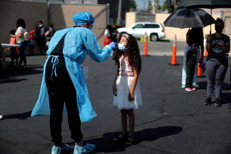 Alisson Argueta, de 8 anos, faz teste de Covid-19 no retorno às aulas em Los Angeles Califórnia, EUA
12/08/2021 REUTERS/Lucy Nicholson