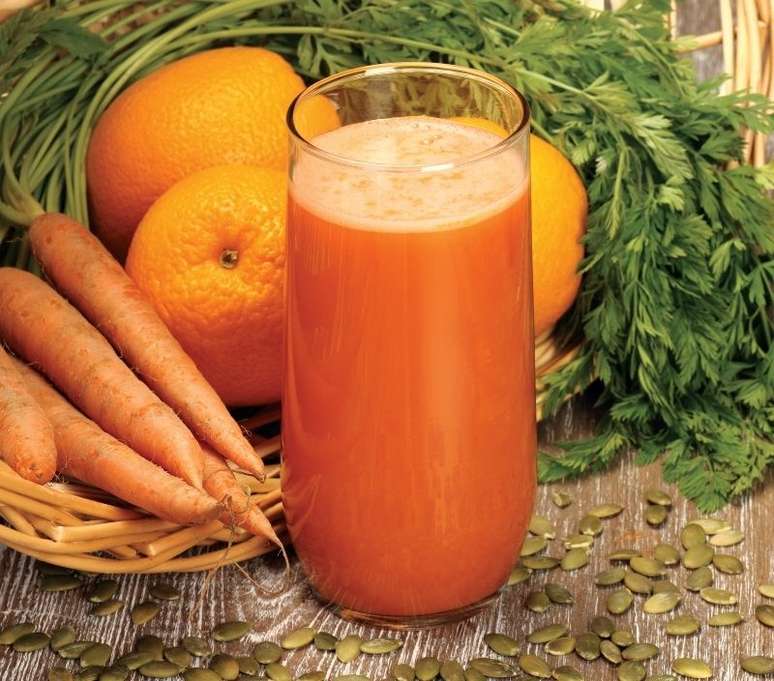 Suco de laranja, cenoura e c&uacute;rcuma (Shutterstock)