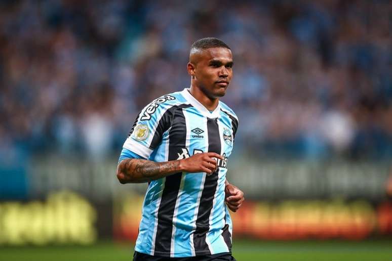 Douglas Costa permanece no Grêmio em 2022 (Foto: LUCAS UEBEL/GREMIO FBPA)