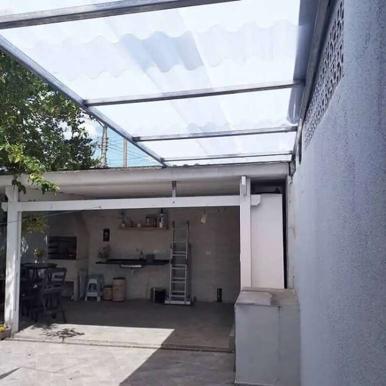 25. Casas com garagem lateral feita com telhas brancas. Fonte: Nossa Casa 93 Karen