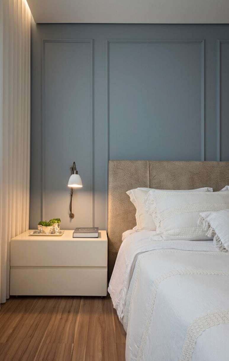 1. Boiserie quarto moderno decorado com criado mudo branco e cabeceira estofada – Foto: Homify