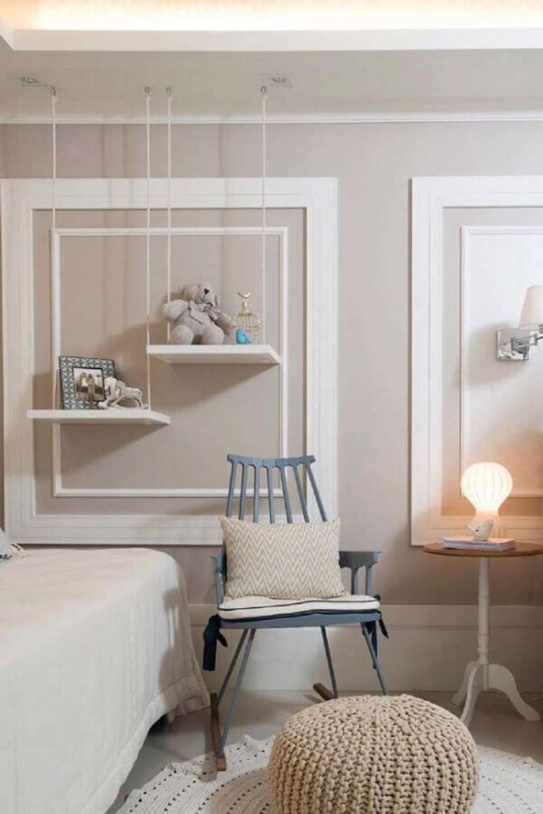 42. Decoração em cores neutras com boiserie quarto infantil – Foto: Decor Fácil