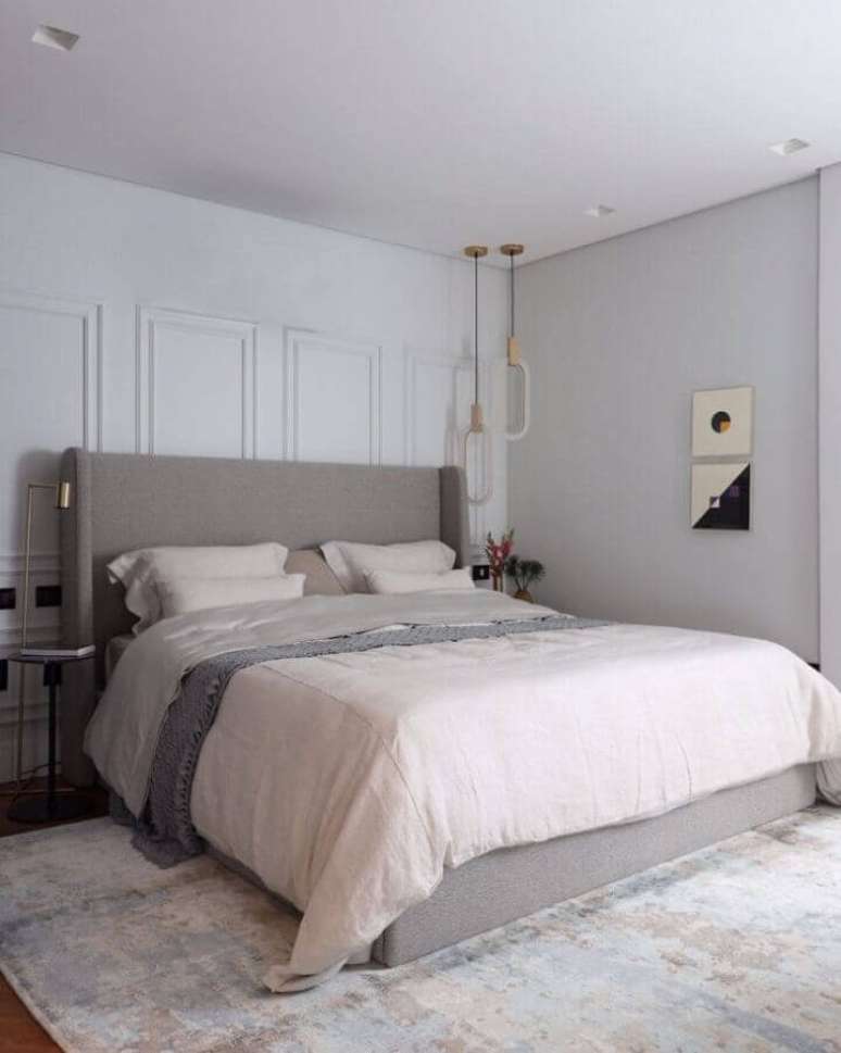 46. Decora&ccedil;&atilde;o para quarto de casal com boiserie e lumin&aacute;ria pendente moderna &ndash; Foto: Arquiteta Barbara Dundes