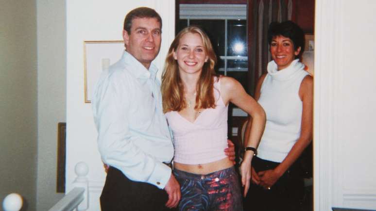 Virginia Giuffre disse que pediu a Epstein para tirar esta foto dela com o pr&iacute;ncipe Andrew e Maxwell; o duque de York disse que n&atilde;o se lembra dela ou do momento da fotografia