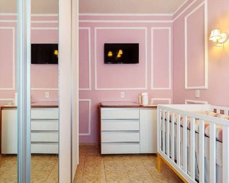 33. Decoração com boiserie quarto de bebê branco e rosa – Foto: Marina Scalon