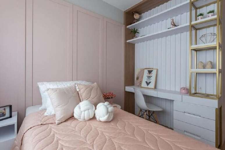 21. Boiserie quarto feminino branco e rosa planejado com bancada de estudos – Foto: Skala Arquitetura e Engenharia