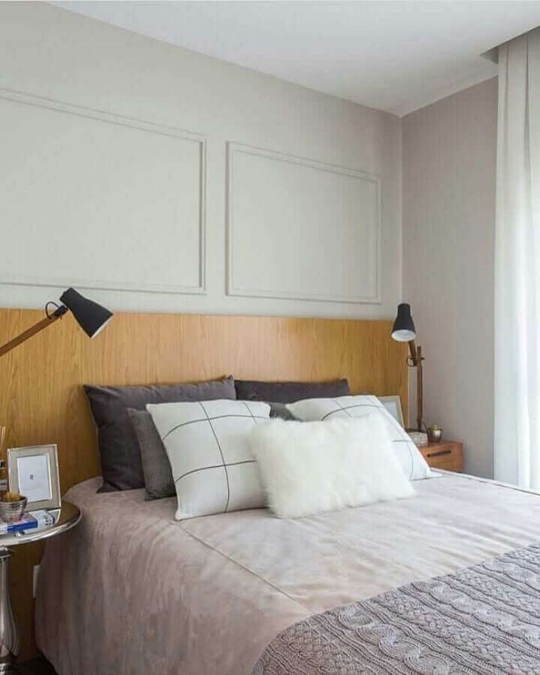 24. Cabeceira de madeira para decora&ccedil;&atilde;o de quarto de casal com boiserie &ndash; Foto: Sesso & Dalanezi Arquitetura