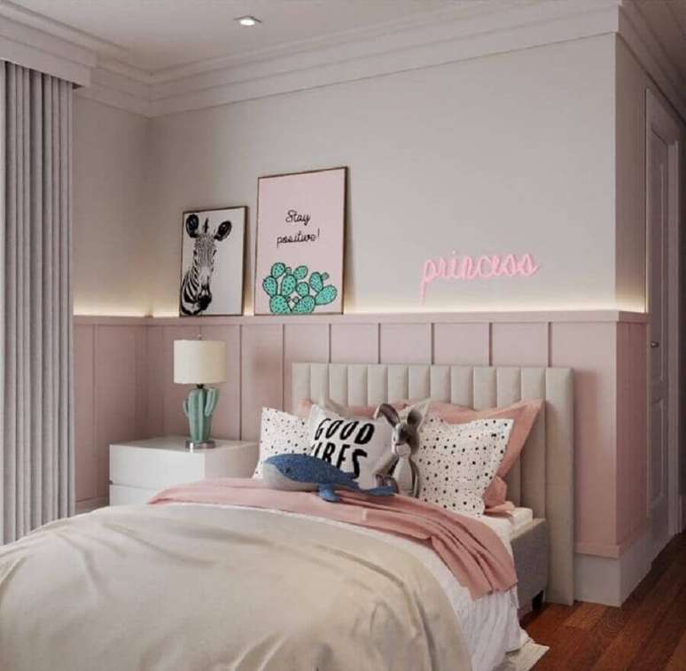 50. Ilumina&ccedil;&atilde;o embutida em boiserie quarto feminino decorado em rosa claro &ndash; Foto: Nathalia Scheidt