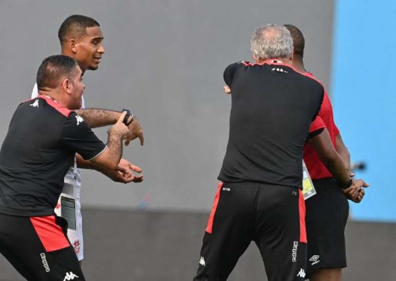 Membros da Tunísia se revoltaram com a arbitragem no jogo contra Mali (ISSOUF SANOGO / AFP)