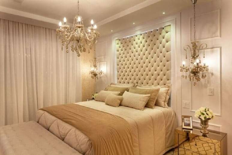 27. Cores neutras para decora&ccedil;&atilde;o de quarto com boiserie e lustre candelabro &ndash; Foto: Iara Kilaris