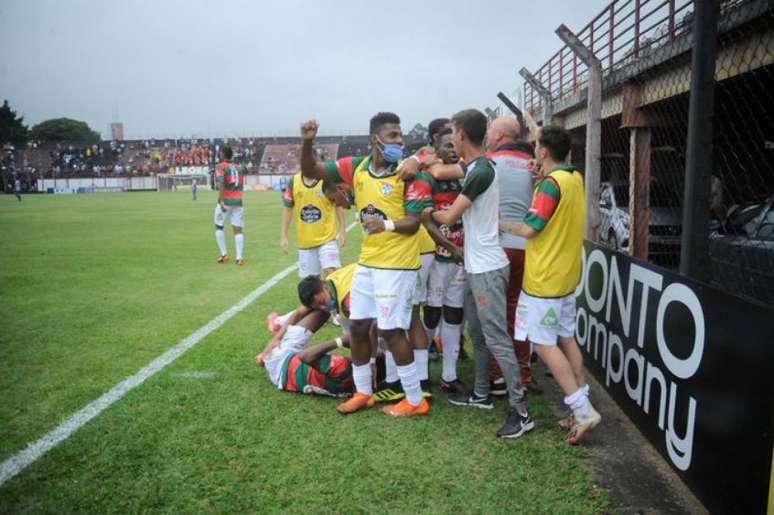 Jogadores da Lusa comemoram a classificação (FOTO: Dorival Rosa/Portuguesa)