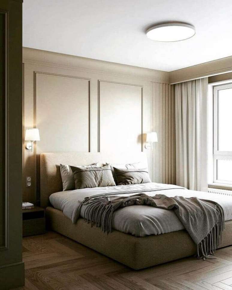 45. Decora&ccedil;&atilde;o moderna para quarto de casal com boiserie e abajur de parede &ndash; Foto: Interiors Con Franci