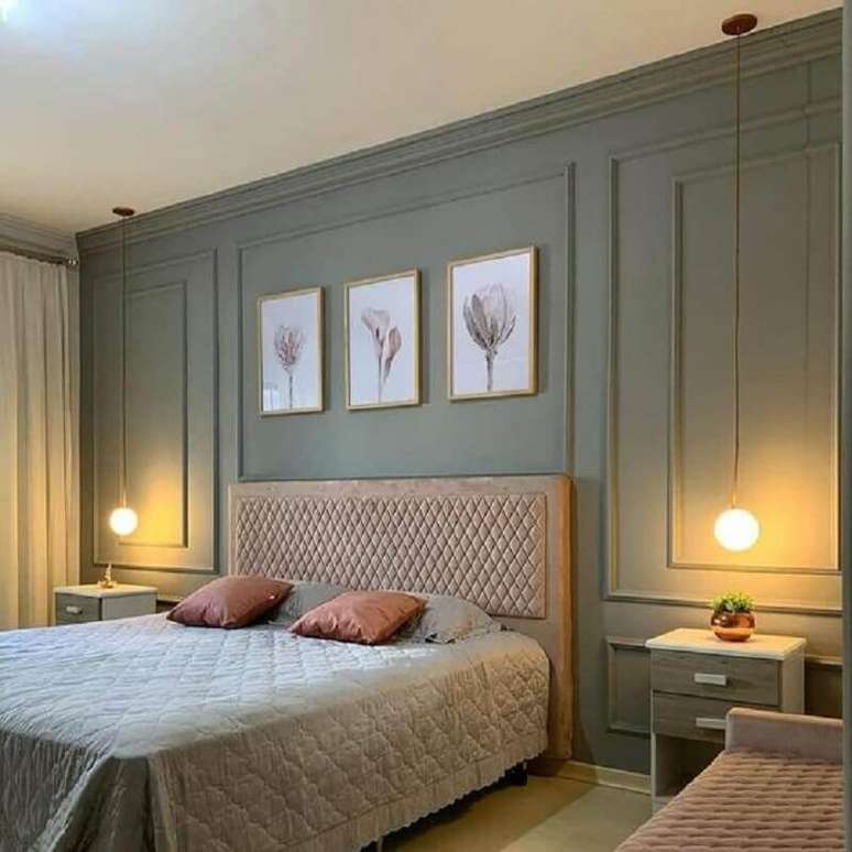 53. Moldura boiserie para quarto de casal decorado com cabeceira rosa estofada &ndash; Foto: L&iacute;der Interiores