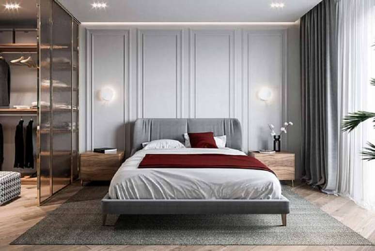 36. Decora&ccedil;&atilde;o com moldura boiserie para quarto de casal com closet &ndash; Foto: Home Fashion Trend