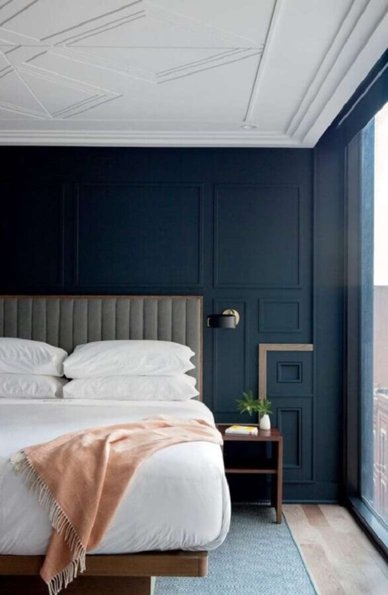 25. Cabeceira estofada para quarto de casal com boiserie decorado em azul e branco – Foto: The Architects Diary
