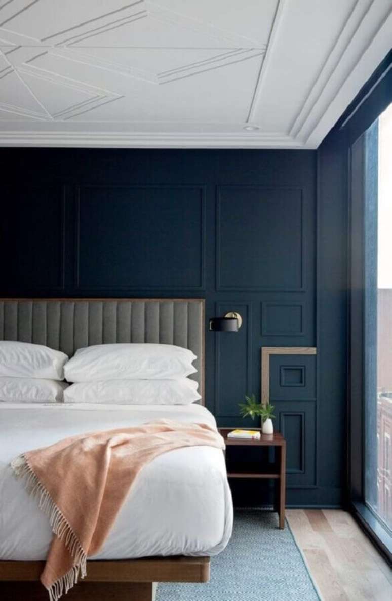 25. Cabeceira estofada para quarto de casal com boiserie decorado em azul e branco &ndash; Foto: The Architects Diary