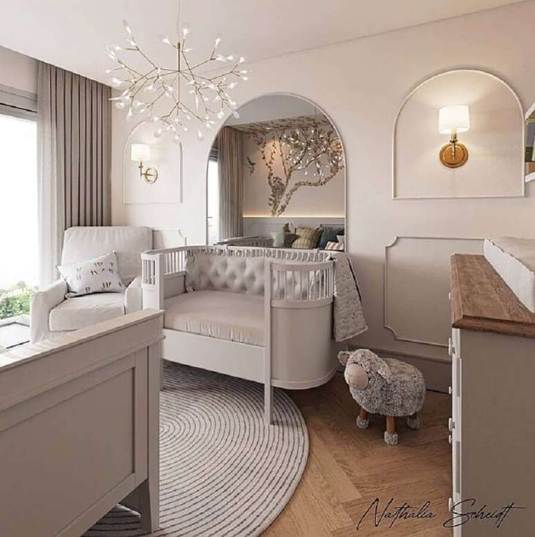 13. Boiserie quarto de bebe decorado em cores claras com abajur de parede &ndash; Foto: Nathalia Scheidt