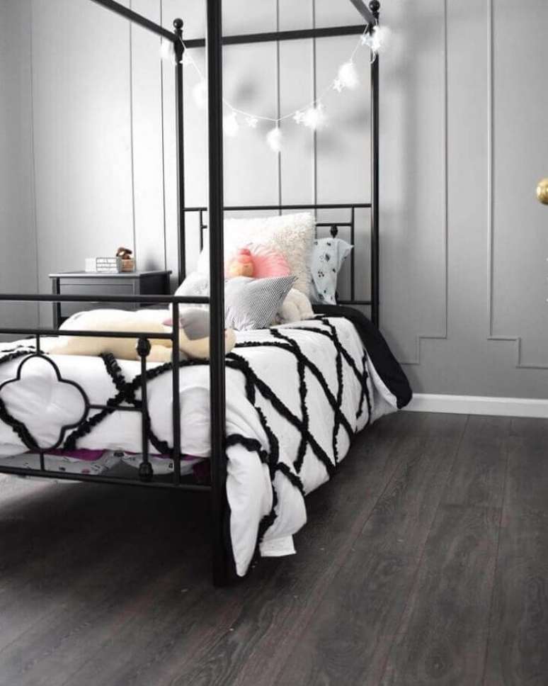7. Boiserie no quarto de solteiro decorado com cama com dossel – Foto: Marcie Price