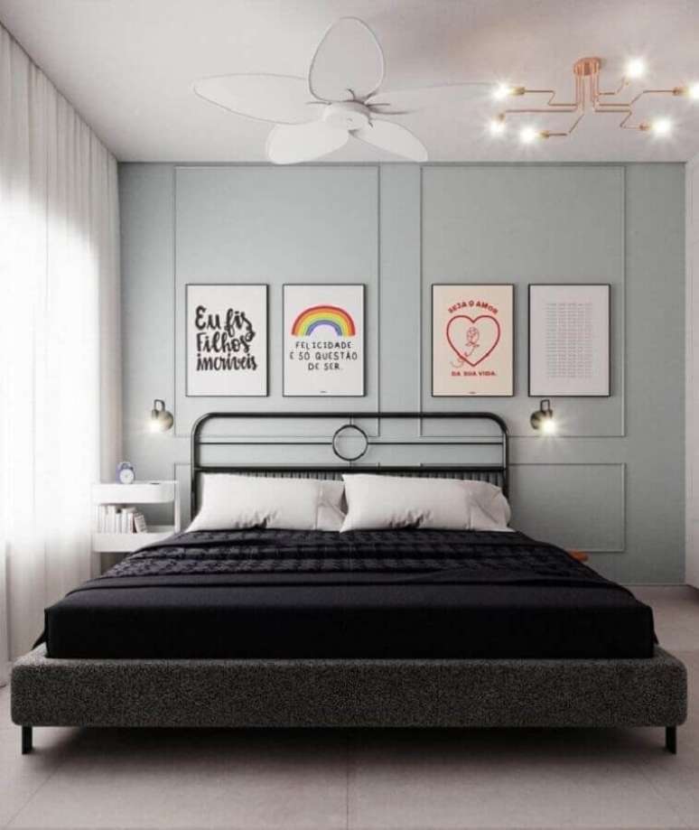 17. Boiserie quarto de casal moderno decorado com cama de ferro – Foto: Cesar Dolfini Arquitetura