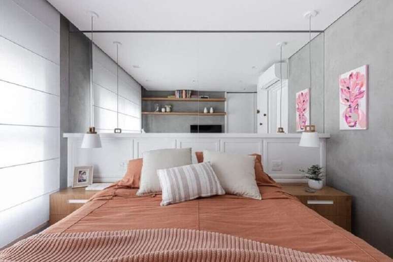 55. Moldura boiserie para quarto de casal pequeno decorado com parede espelhada &ndash; Foto: Duda Senna Arquitetura