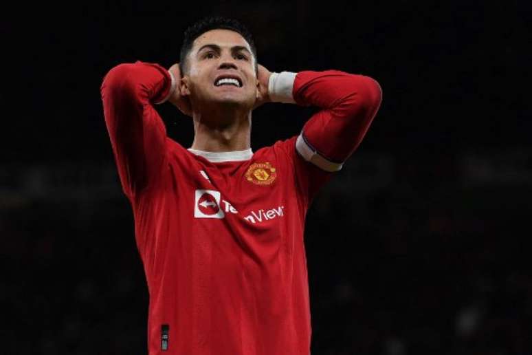 Cristiano Ronaldo não está satisfeito com a situação do Manchester United (PAUL ELLIS / AFP)