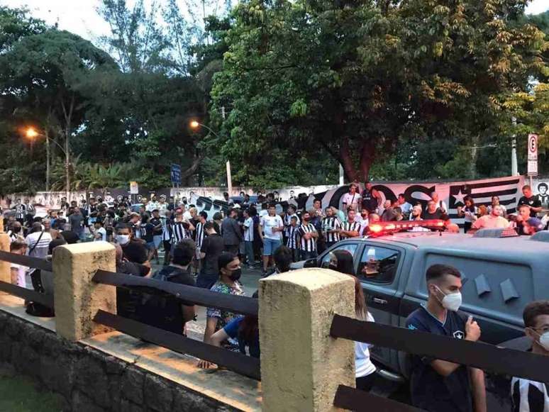 Torcida do Botafogo em General Severiano (Foto: Sergio Santana/LANCE!)