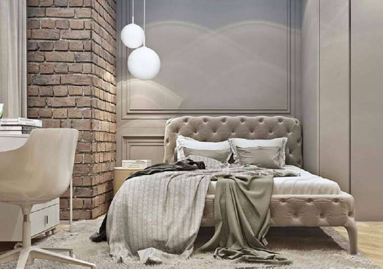 58. Moldura boiserie para quarto decorado com parede tijolinho e cabeceira estofada &ndash; Foto: Apartment Therapy
