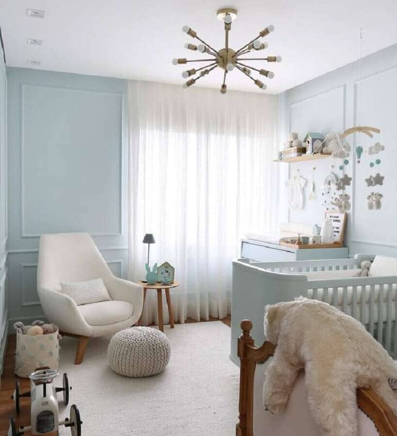 37. Decoração com poltrona confortável e boiserie quarto de bebe azul e branco – Foto: Nicole Moas Arquitetura