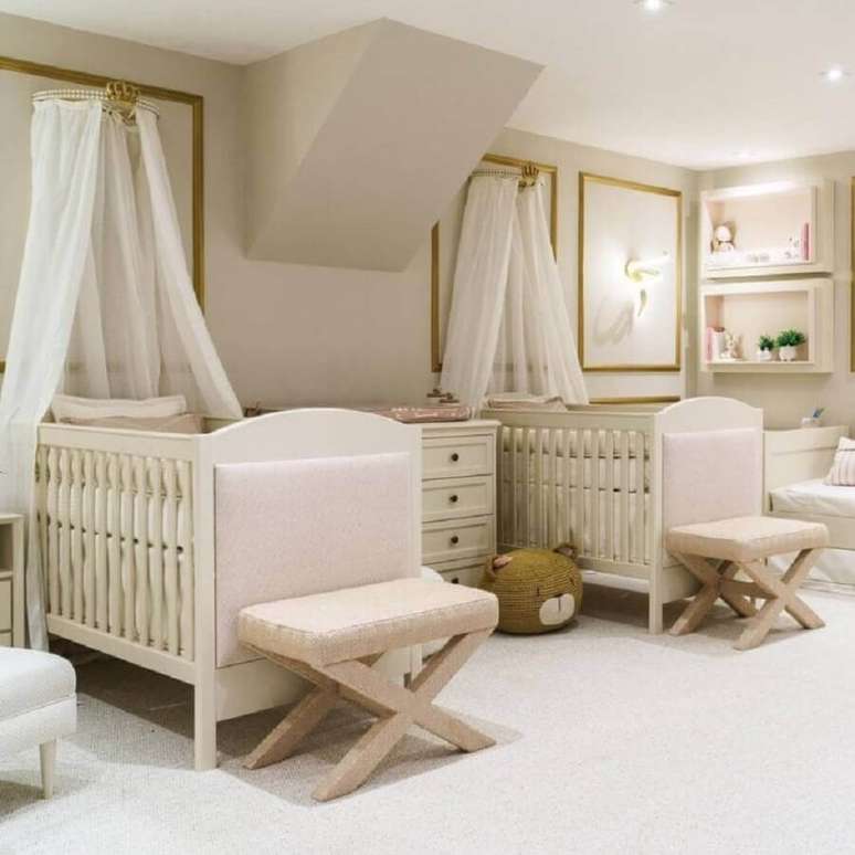 15. Boiserie quarto de bebe gêmeos decorado na cor bege com detalhes em dourado – Foto: Monise Rosa Arquitetura