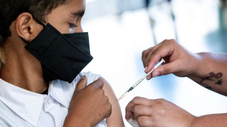 Vacinação de crianças contra covid-19 é alvo de intensa campanha de desinformação