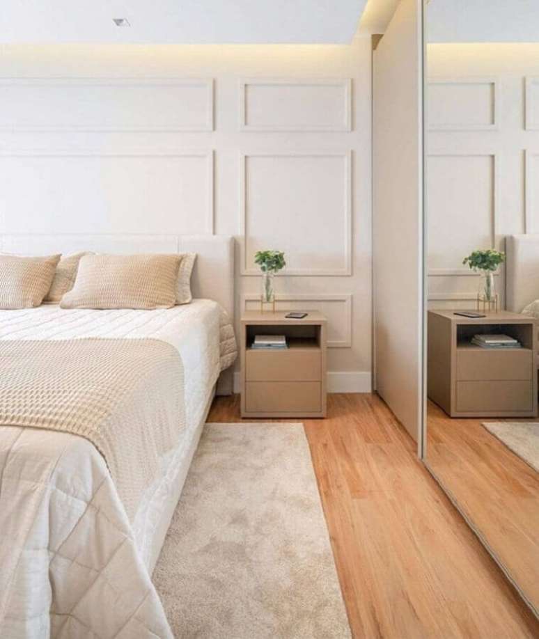 8. Boiserie no quarto decorado em cores claras com guarda roupa espelhado &ndash; Foto: Studio N Ideias