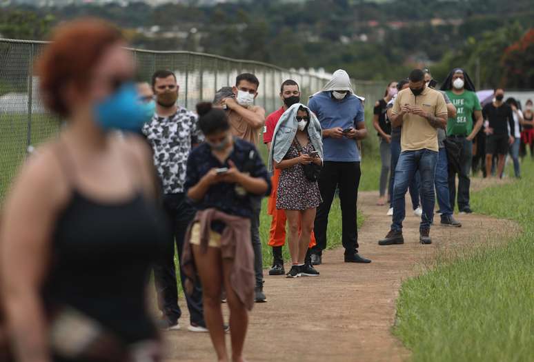 Pessoas enfrentam horas de fila de horas para passar por teste de covid-19 em unidade de saúde na Asa Sul de Brasília