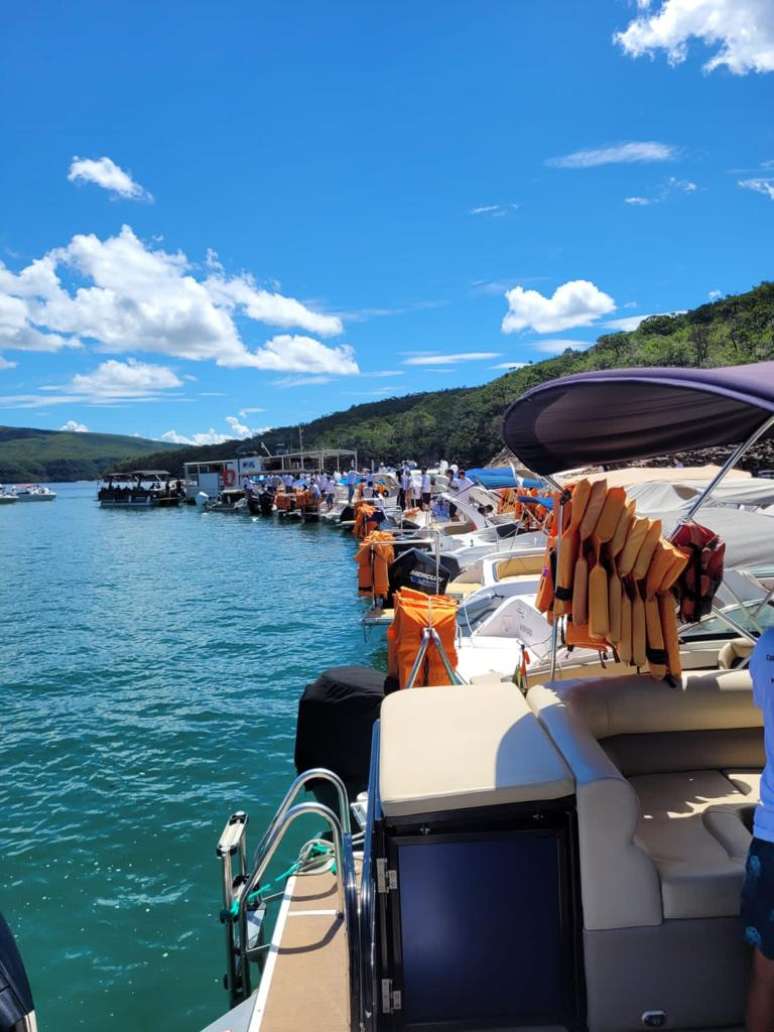 Barcos enfileirados ficam na frente da entrada do cânion onde aconteceu a tragédia Divulgação Arquivo Pessoal