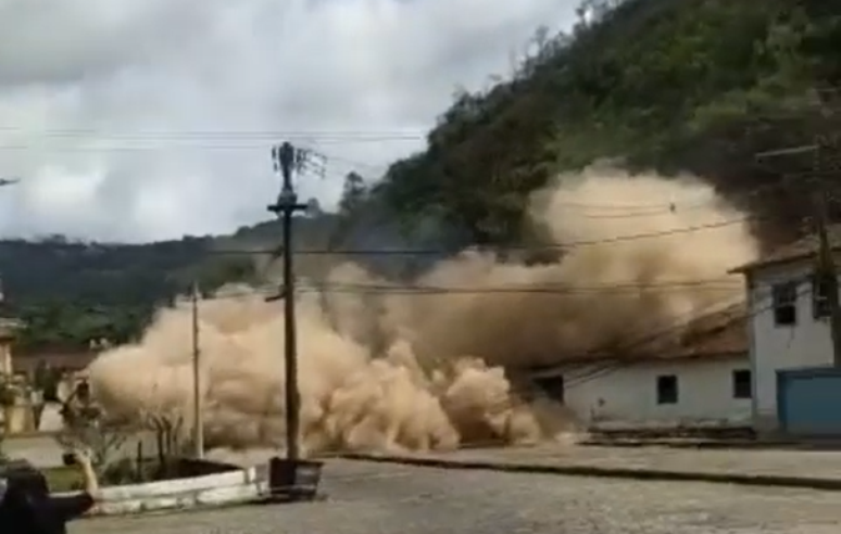 Parte de morro desmoronou e atingiu casarões históricos em Ouro Preto