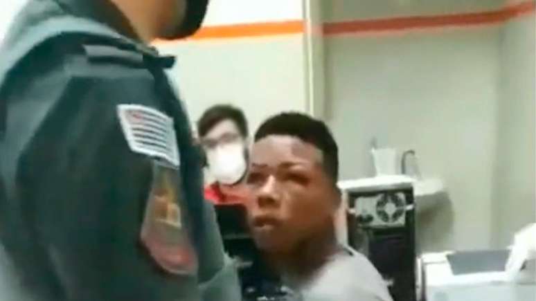 jovem negro que teria sido agredido por policias tem hematomas no rosto