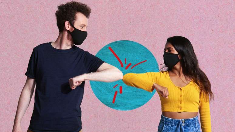 Casal de m&aacute;scara se cumprimentando com cotovelo