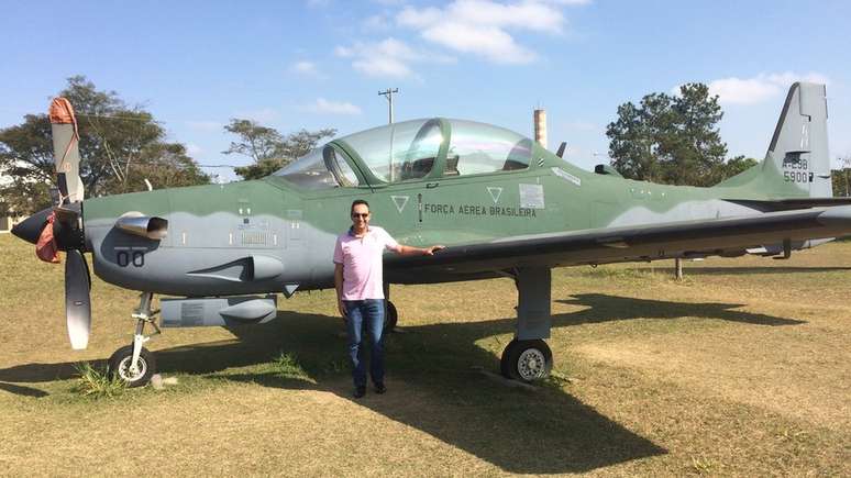 Edson Boaventura J&uacute;nior ao lado de um Super Tucano A-29