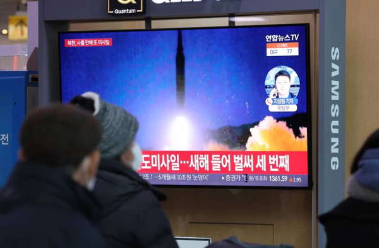 Sul-coreanos acompanham noticiário sobre novo exercício militar da Coreia do Norte, em Seul, 14 de janeiro