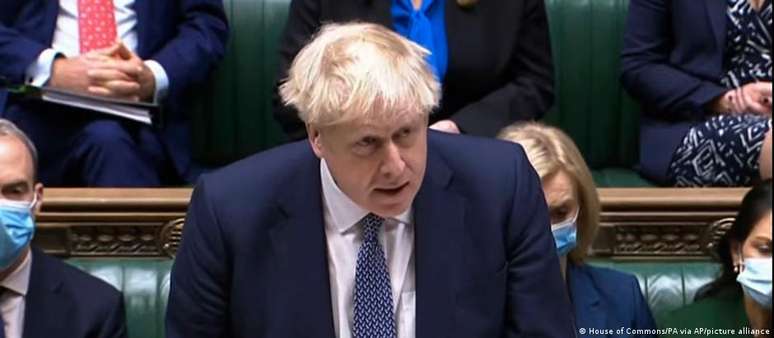 Boris Johnson pediu desculpas à rainha e também durante discurso no parlamento: pressão por renúncia é intensa